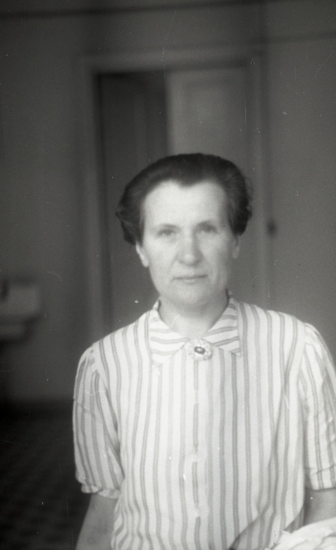 Akušöör-günekoloog, Tartu Kliinilise Sünnitusmaja osakonna juhataja (1945-59), TRÜ sünnitusabi ja günekoloogia kateedri vanemõpetaja (1945-59), rektor Alfred Koorti abikaasa Anna Koort