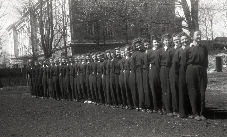 Naised rivistatud aias (TRÜ kehakultuuriteaduskonna üliõpilased (Tõnissoni 1))