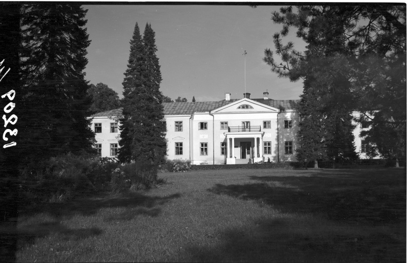 Vaade Räpina mõisahoonele pargist