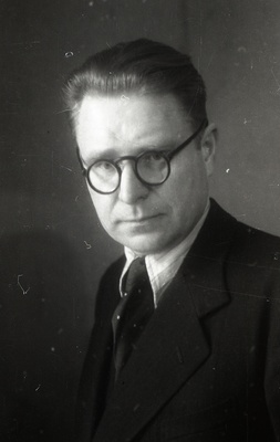 MRÜ stipendiaat (1944-45), TRÜ pedagoogika kateedri assistent (1945-47) Andres Pärl  similar photo