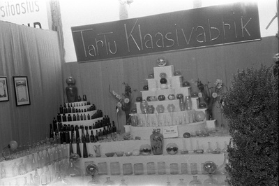 Tartu Klaasivabriku väljapanek Tartu Eesti Põllumeeste Seltsi 50.aasta juubelinäitusel  similar photo