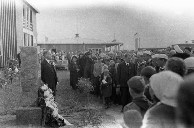 Inimesed Tartu Eesti Põllumeeste Seltsi 50.aasta juubelinäitusel ausamba juures