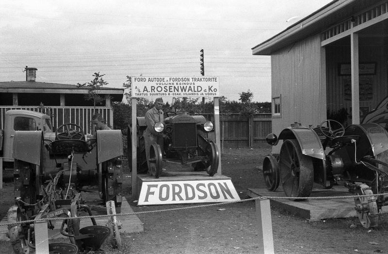 Traktor "Ford" "A.Rosenwaldi&Co" näitusepaviljonis Tartu Eesti Põllumeeste Seltsi 50.aasta juubelinäitusel