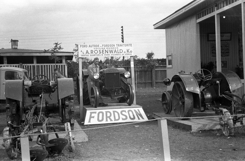 Traktor "Ford" "A.Rosenwaldi&Co" näitusepaviljonis Tartu Eesti Põllumeeste Seltsi 50.aasta juubelinäitusel