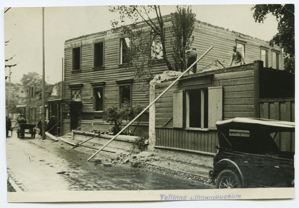 Tallinn, Tatari Street (?), dismantling the house.