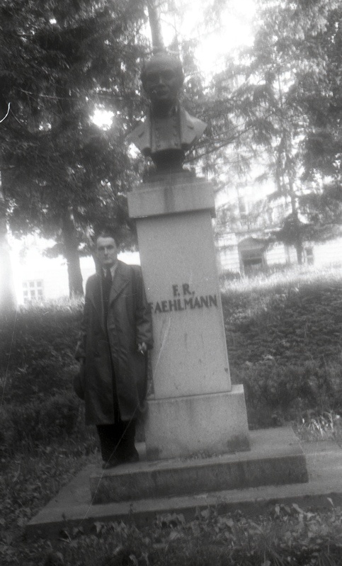 Mees F.R Faehlmanni kuju juures Vanaanatoomikumi ees Toomemäel