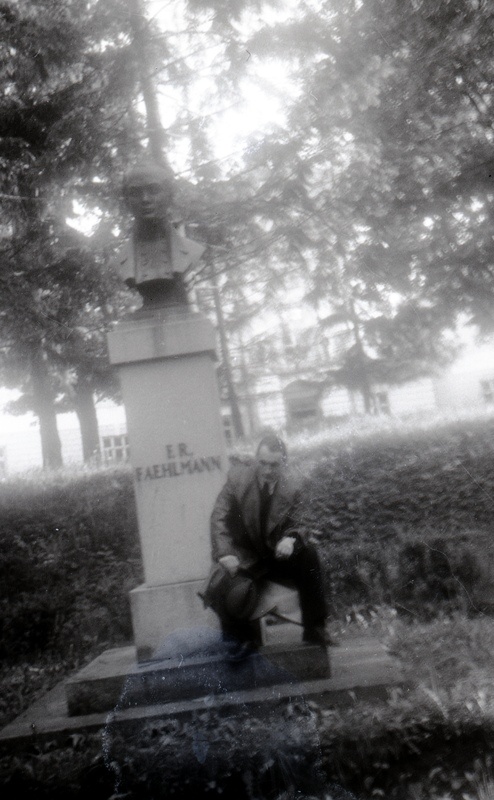 Mees F.R Faehlmanni kuju juures Vanaanatoomikumi ees Toomemäel
