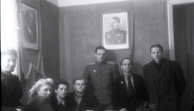 Inimesed Stalini portree all (valijate agitatsioonipunkt Hermani tn 8)  similar photo