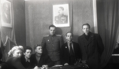 Inimesed Stalini portree all (valijate agitatsioonipunkt Hermani tn 8)  similar photo