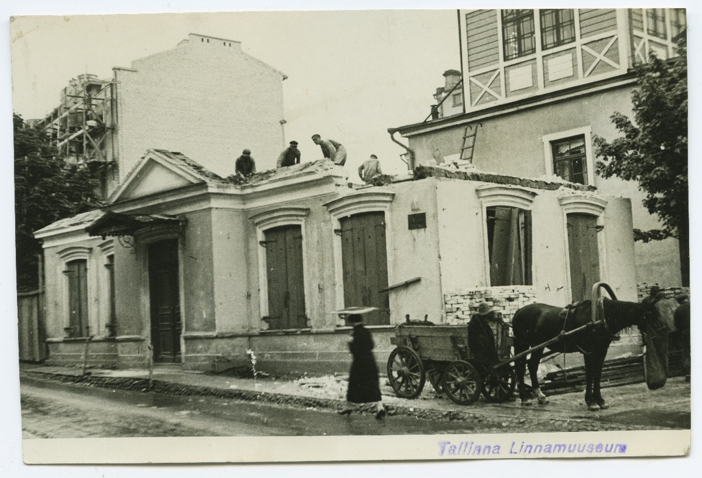 Dismantling 2 houses in Tallinn, Tatari Street.