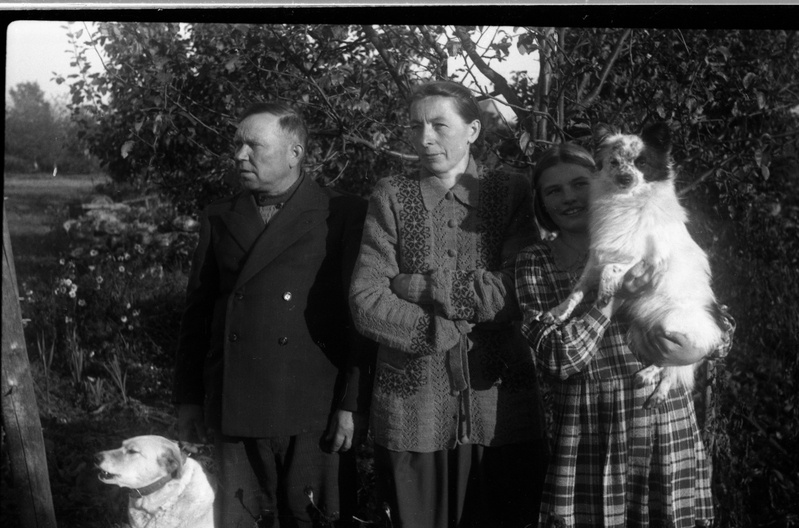 Kaks naist, mees ja kaks koera õues seismas