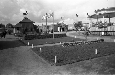 Eesti Seemnevilja Ühisususe silt ja tagaplaanil hooned  similar photo
