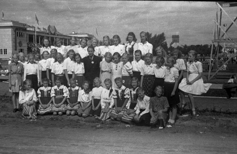 Grupipilt väljaku ääres