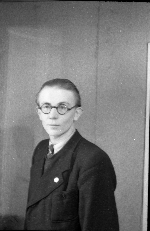 Hugo Soplepmann seina taustal seismas