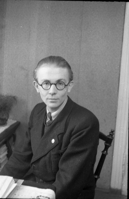 Hugo Soplepmann seina taustal istumas
