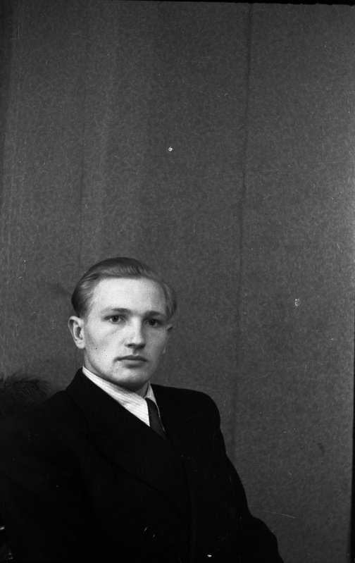 Helmut Rukki seina taustal istumas