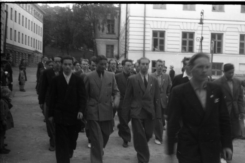 Inimesed jalutamas rongkäigus Tartu Ülikooli peahoone nurgal