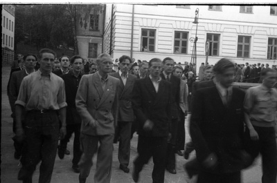 Inimesed jalutamas rongkäigus Tartu Ülikooli peahoone nurgal  similar photo