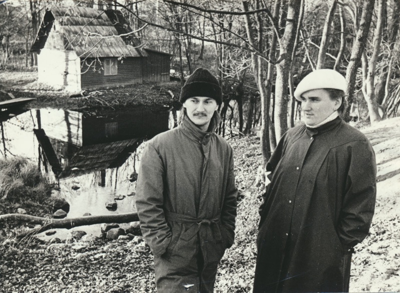 Palamuse kultuuritöötajad Tiina ja Arne Tegelmann vestlevad Palamuse Kooliallika kohal oleval kaldapealsel