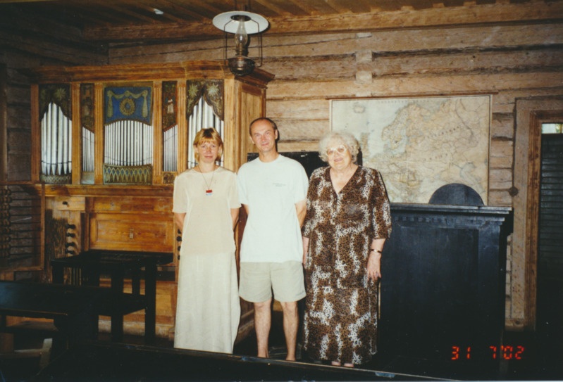 Külli Paavel, Arne Tegelmann ja Vaike Lapp Palamuse O. Lutsu Kihelkonnakoolimuuseumi klassitoas