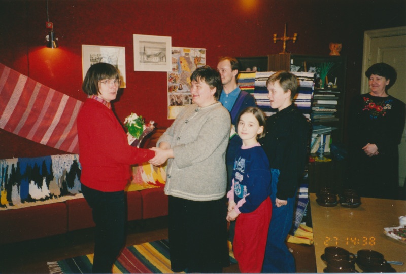 Palamuse Naisseltsi näitusel õnnitletakse käsitöö tegijat Viive Likki