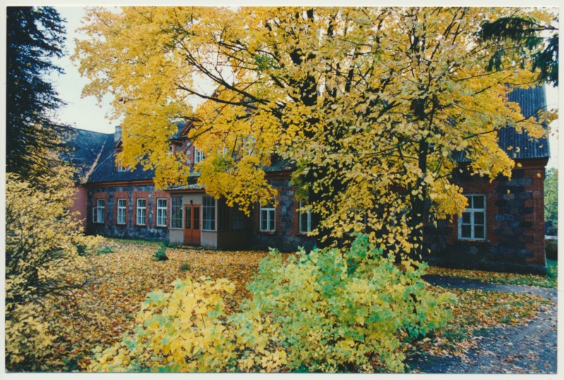 Sügisene vaade Kaarpere koolihoonele