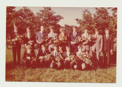 Palamuse Keskkooli lõpetajad noormehed koos õpetaja Merike Teppaniga  duplicate photo