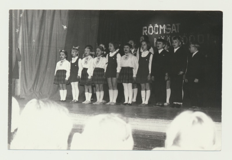 Palamuse Keskkooli algklassi õpilased laval laulmas
