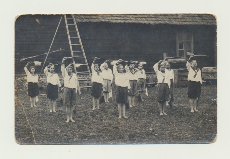 Palamuse kooli tüdrukud võimlemas 1921. aastal