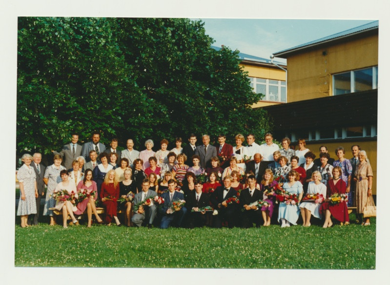 Oskar Lutsu Palamuse Gümnaasiumi lõpetajad koos õpetajate ja lastevanematega