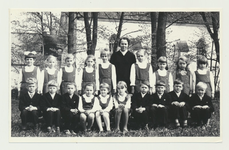 I klass Tootsi koolimaja kõrval 1973. a kevadel