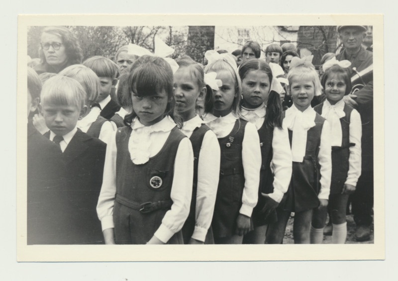 Õpetaja Vaike Soodla oma I klassiga Palamuse Keskkooli uue hoone nurgakivi panekul, 25.05.1974