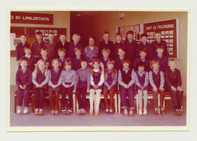 Palamuse Keskkooli klassifoto koos õpetaja Helve Rebasega  duplicate photo