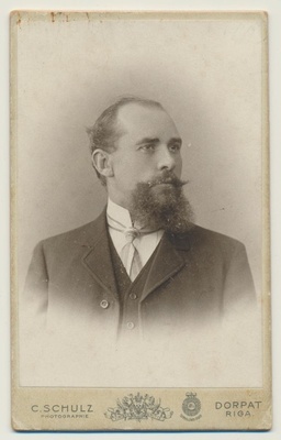 August Tasso poolpöördes rinnaportree  duplicate photo