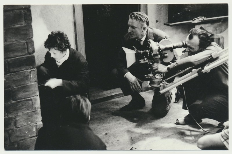 Stseen "Kevade" filmimisest. Toots ahjuroope ahjust võtmas