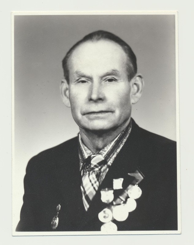 Portreefoto II maailmasõja veteranist Boris Jõgistest