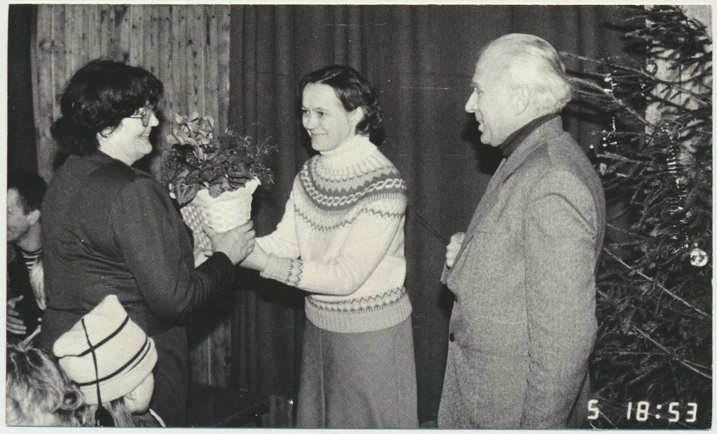 O. Luts 100. Vaike Lapp võtab Aimi Hollolt lilled vastu