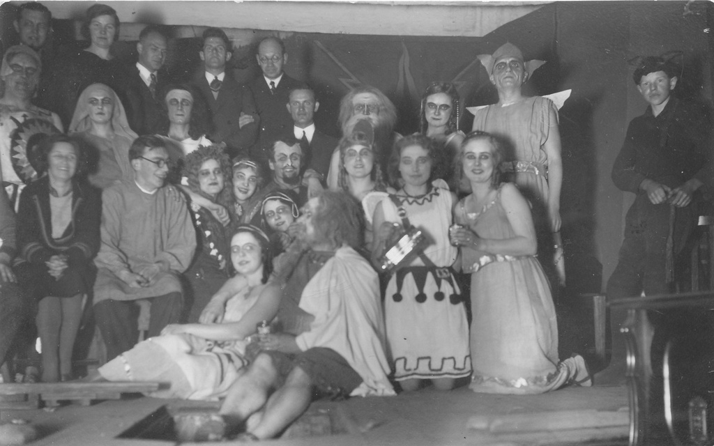 Palamuse Seltsimaja näitering mängimas "Orpheus põrgus"