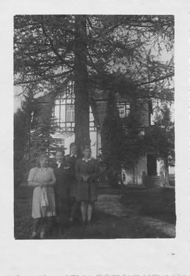 Neli naist seismas Goldbergi suvila taustal Palamusel  duplicate photo