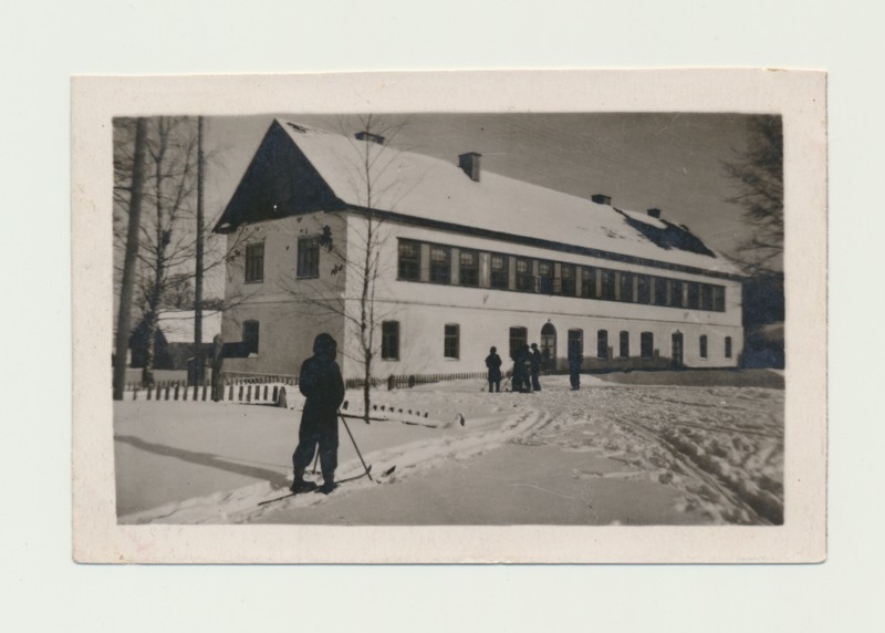 Suusatajad Palamuse kooli juures, 1950ndad