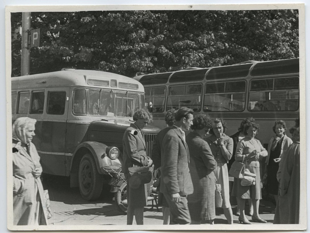 Rahvaülikooli II lend ekskursioonil Tallinna ja Taeblasse 7. juunil 1964. Võiduväljakul.