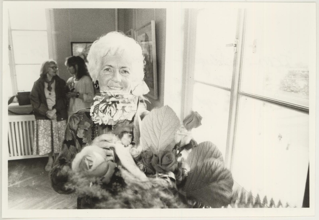 Kunstnik Helga Jõerüüt oma näituse avamisel 11.09.1992 Kivisilla galeriis