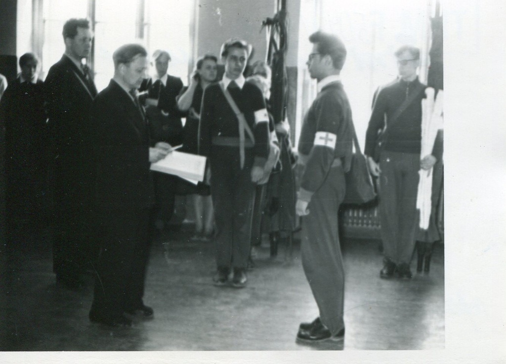 Punase Risti Seltsi sanitaarpost koolis. Viru rajooni koolide sanitaarpostide ülevaatus. Raporteerivad Sinimäe keskkool ja Jõhvi Keskkool