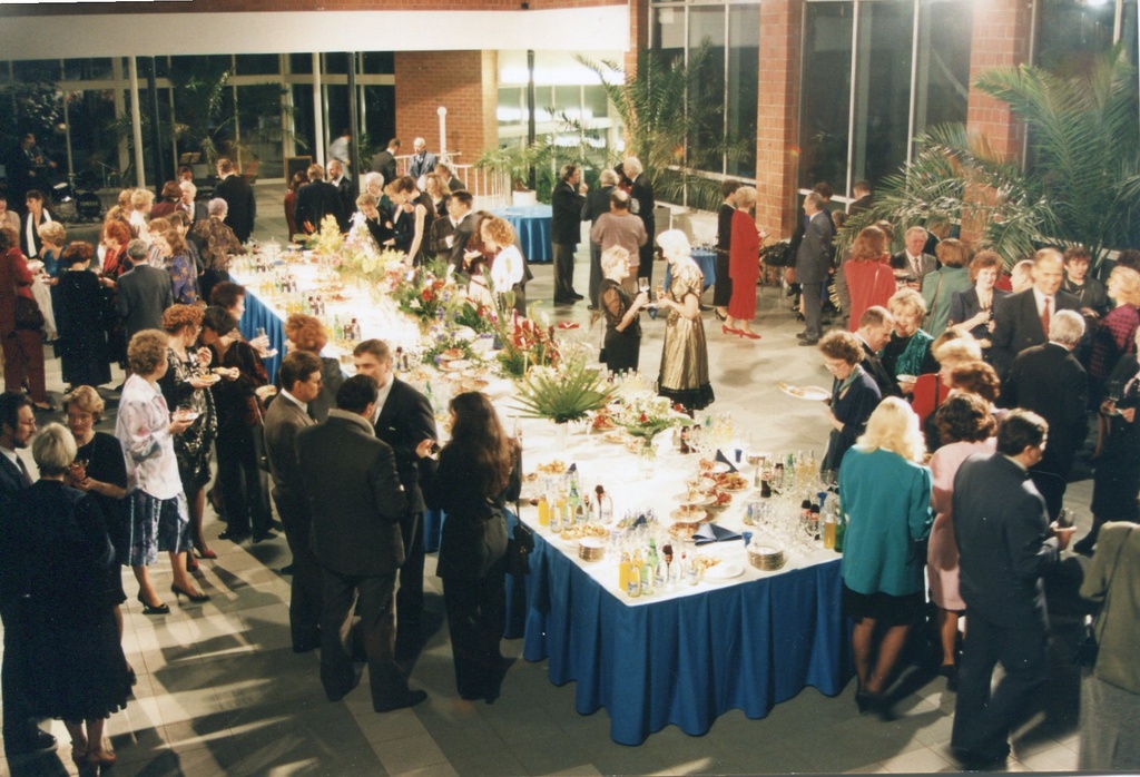 Lasnamäe Polikliiniku 10 a. tegevuse tähistamise pidulik vastuvõtt polikliiniku töötajatele ja külalistele Lillepaviljonis Pirita teel. Vaade peolauale ja külalistele