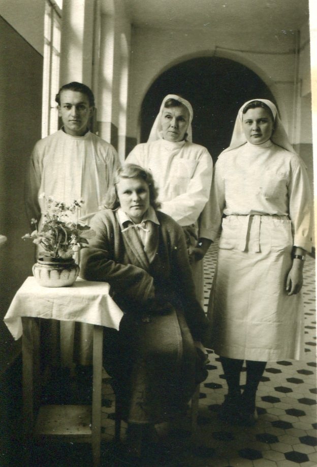 Tartu Vabariiklikus II Haavakliinikus. Keskel seisab vanemõde Hilda Zwettler, istub patsient