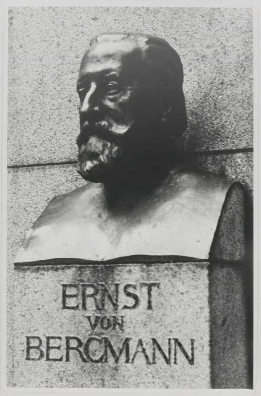 Ernst von Bergmanni büst