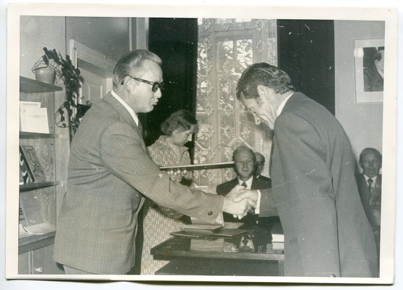 Eesti NSV tervishoiuminister prof Väino Rätsep tervitab dr Albert Tarvet