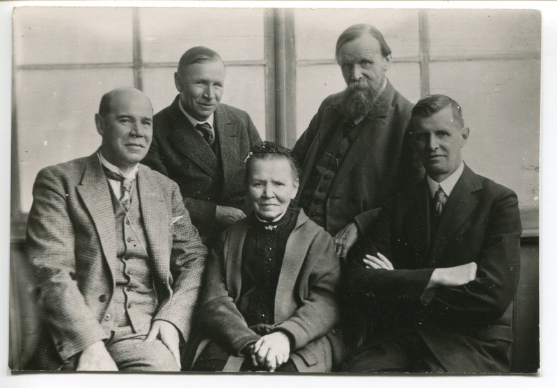 Prof G. Dragendorfi lesk oma nelja pojaga