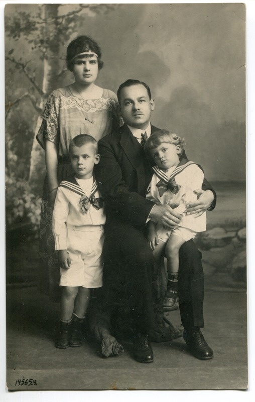 Gustav Lindtke koos abikaasa ja poegade Gustavi ja Jürgeniga