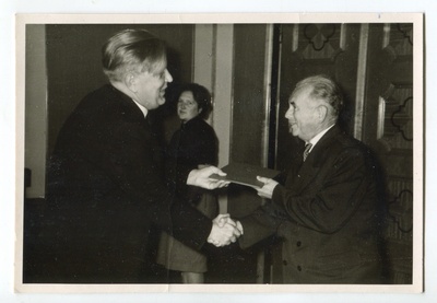 Arnold Reiman kuuekümnendal juubelil aukirja vastu võtmas  duplicate photo